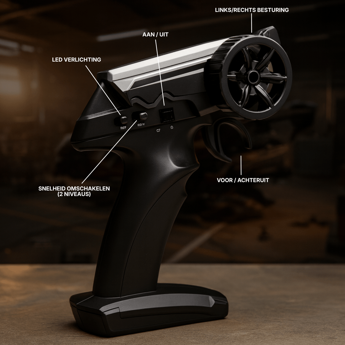 afstandsbediening van de TurboRacer™ met snelheidsknop, LED-verlichting en stuurwielbediening.