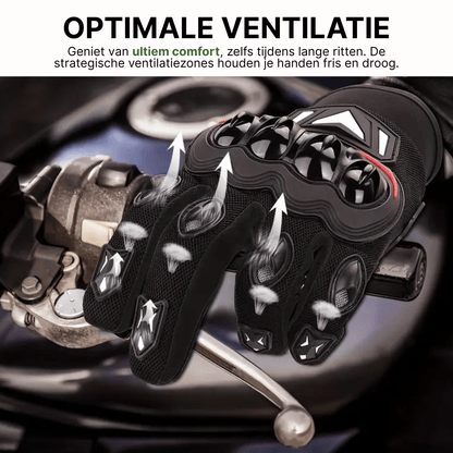 Zwarte MotoGrip motorhandschoen met rode accenten en ventilatiezones tijdens gebruik op een motorstuur.